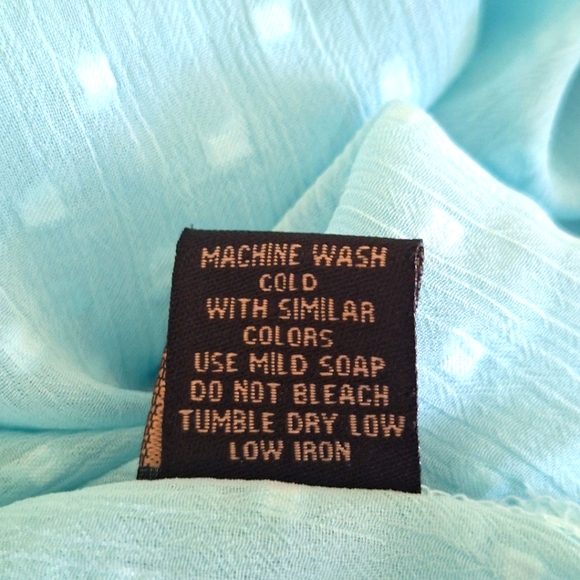 Woman blouse. Size medium.        100% Polyester. Excelent condition! - Picture 6 of 6